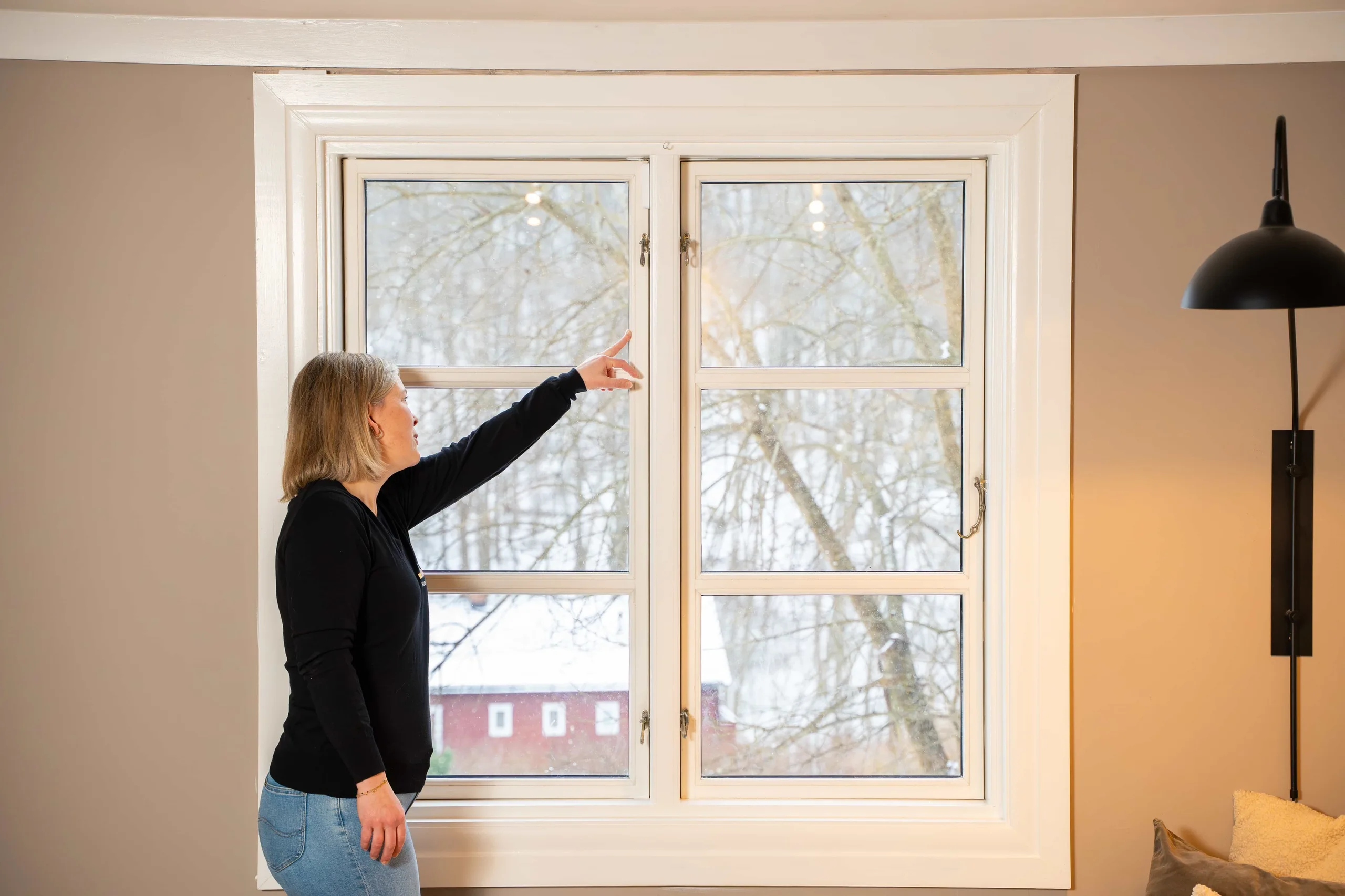 Ingeborg Engh peker på en vinduskarm