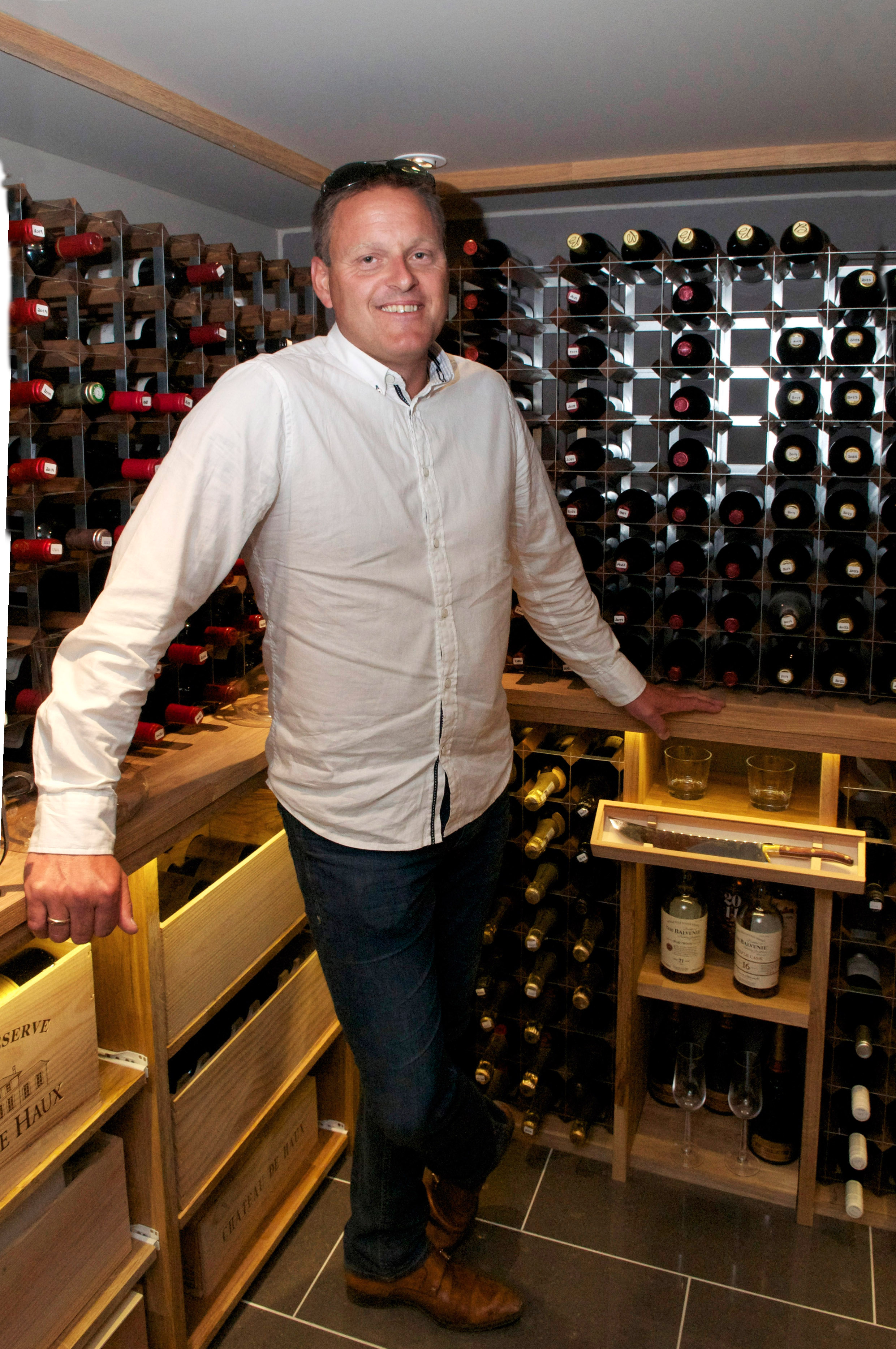 FRANKOFIL: – Jeg liker selvfølgelig italiensk vin, men samler først og fremst på franske rød-viner, sier Steinar Hensmo som har bygget sin egen vinkjeller. Basis i samlingen er flasker fra Chateu Haux, et vin-slott i Bordeaux han har aksjer i.