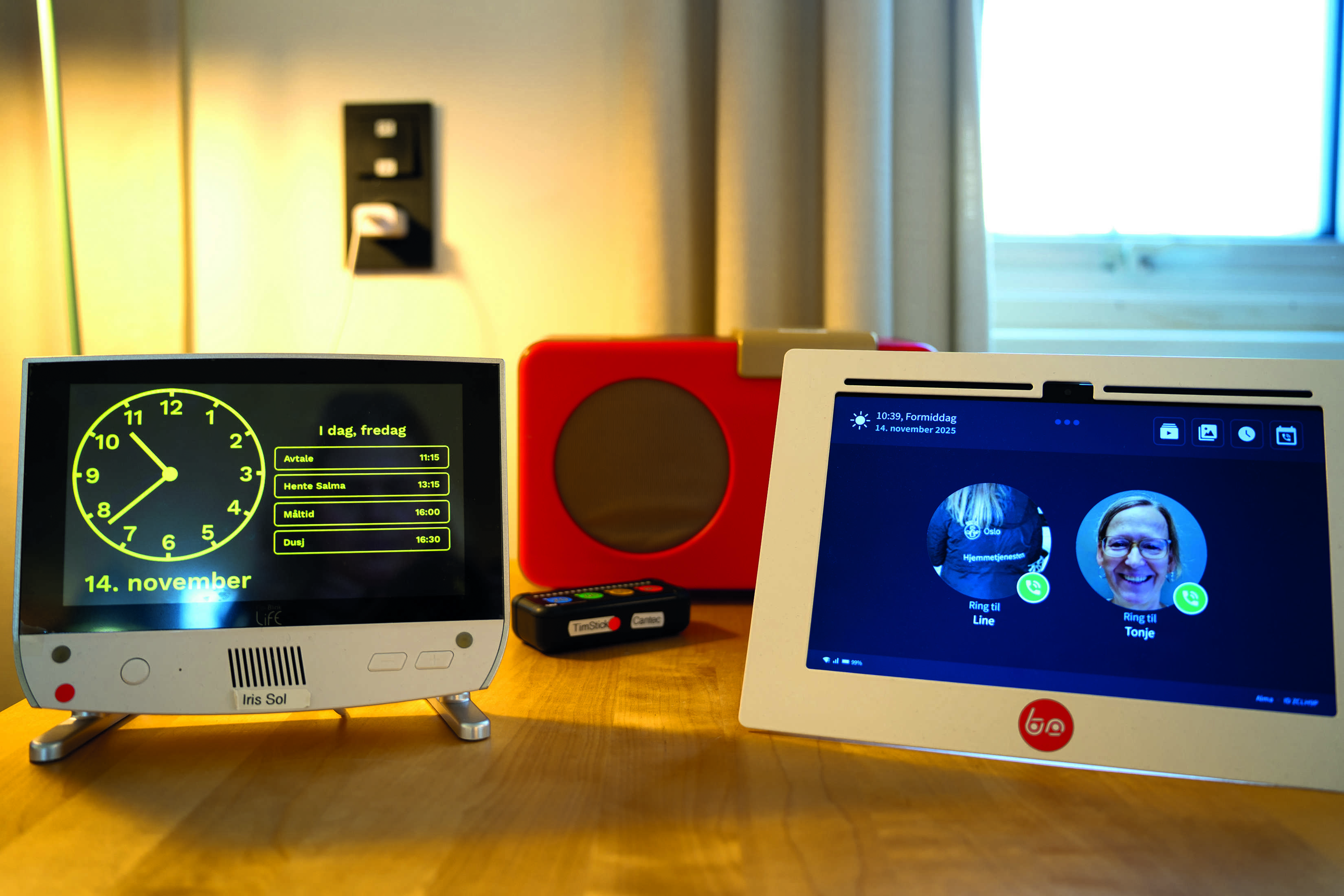 En digital klokke som også viser dato, en skjerm hvor man ser hvem som ringer og kan brukes til videosamtaler