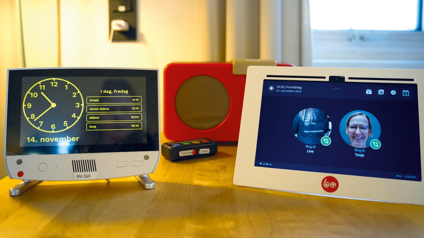 En digital klokke som også viser dato, en skjerm hvor man ser hvem som ringer og kan brukes til videosamtaler