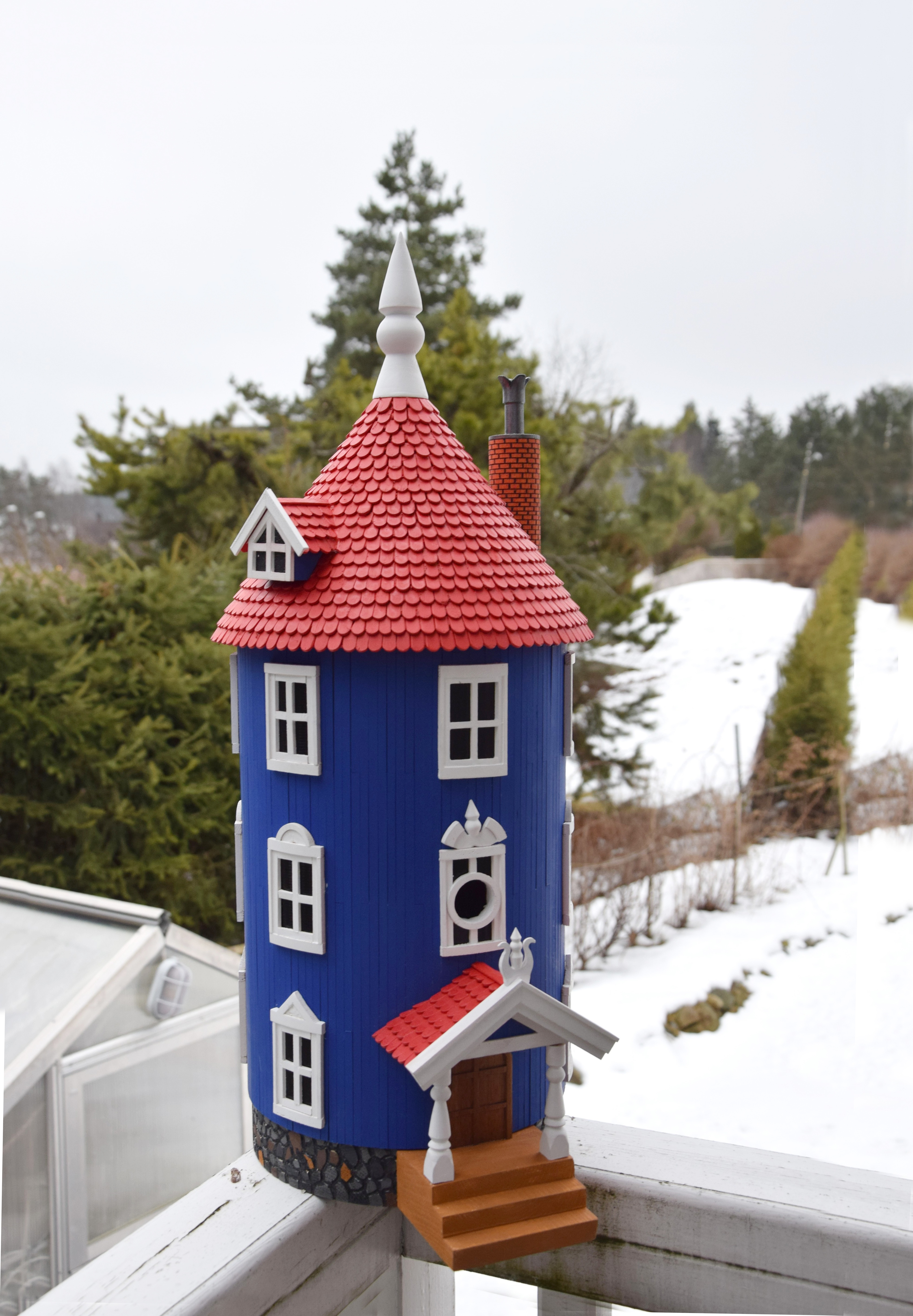 Ole Siggerud i Lørenskog elsker å bygge fuglehus. Foto: Helle Siggerud