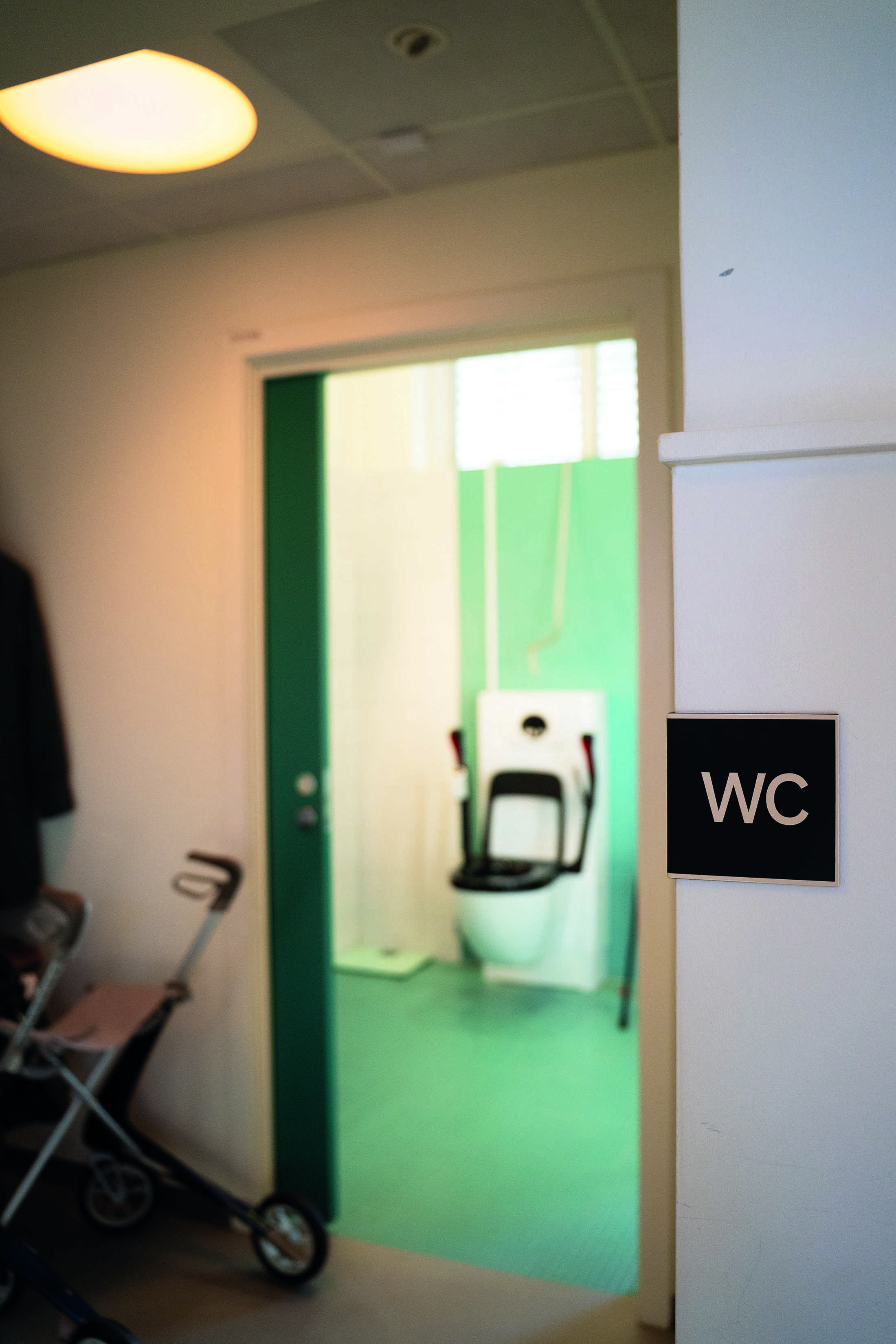 Skilter viser vei til toalettet. Kontrastfarger på dørene, gjør dem enklere å finne.