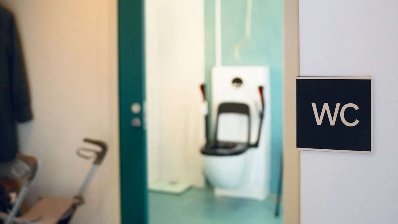 Skilter viser vei til toalettet. Kontrastfarger på dørene, gjør dem enklere å finne.