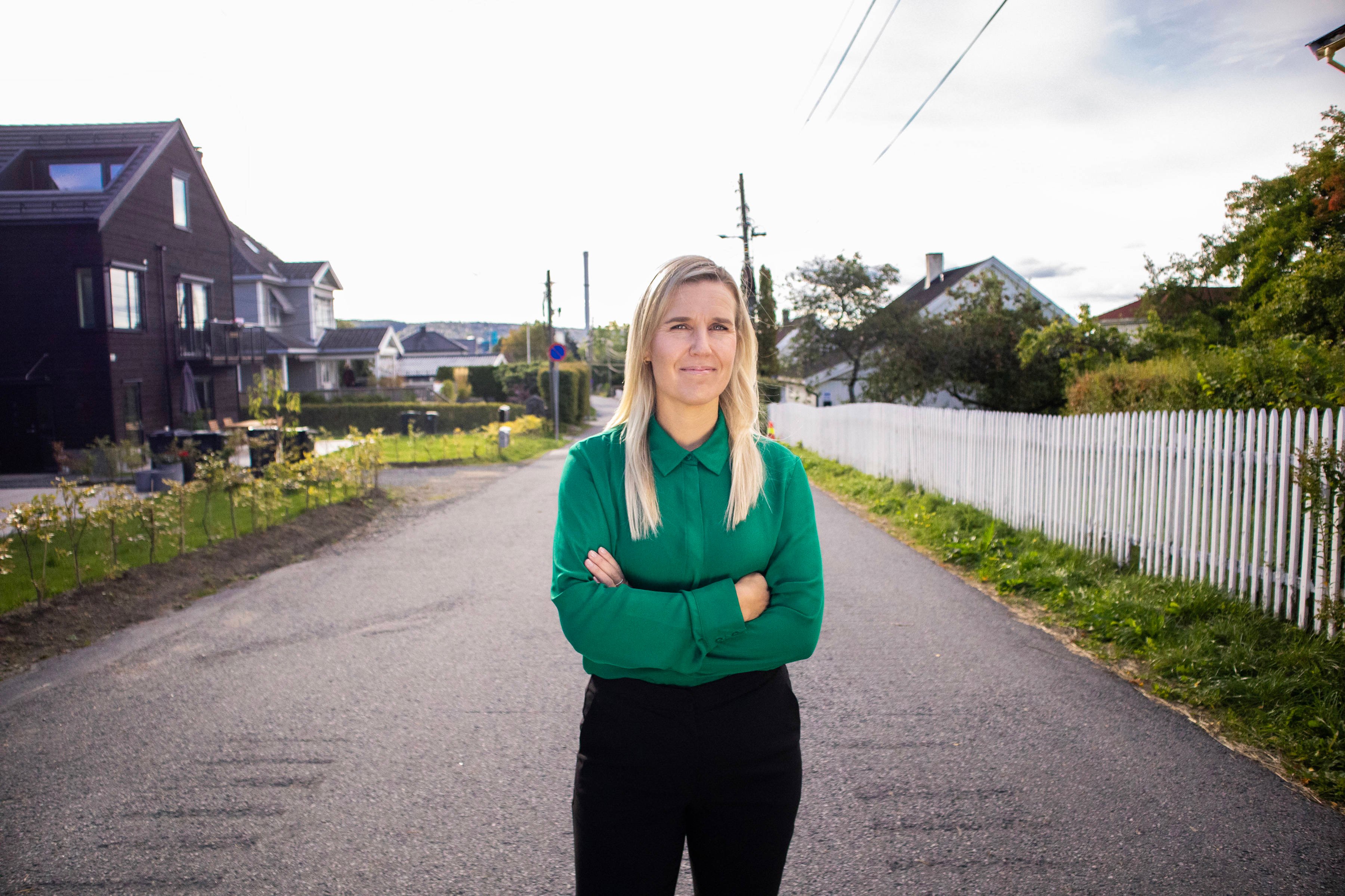 Linda Ørstavik Öberg smiler med armene i kors