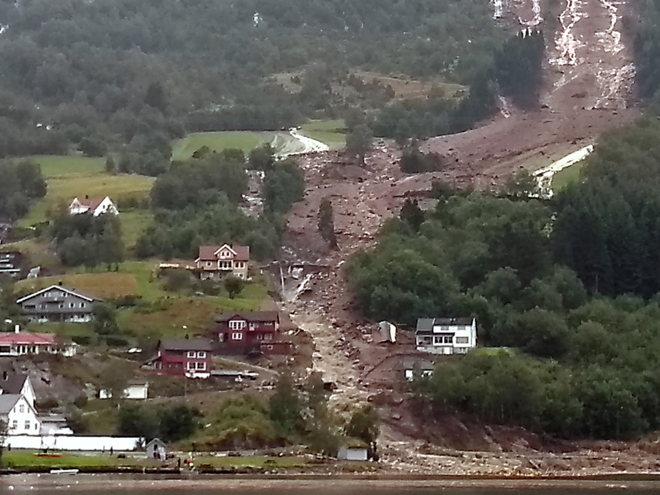 Et jordskred gjennom bebyggelse i Jølster kan være en konsekvens av manglende forebygging 