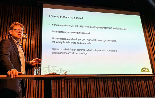 Advokat Anders Leisner i Huseierne snakker om ny veileder for markedsføring av bolig.