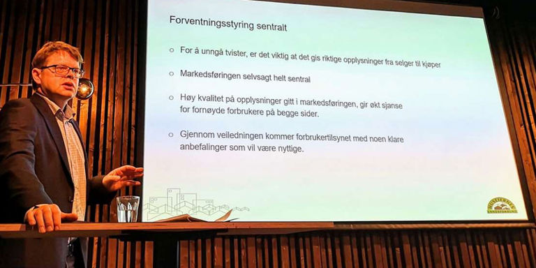 Advokat Anders Leisner i Huseierne snakker om ny veileder for markedsføring av bolig.