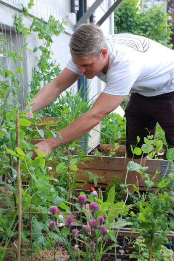 Utenfor den nye leilighet på Rodeløkka i Oslo kan Paul Killie nå holde på med noe av det han liker best – å dyrke planter. Utenfor den nye leilighet på Rodeløkka i Oslo kan Paul Killie nå holde på med noe av det han liker best – å dyrke planter.