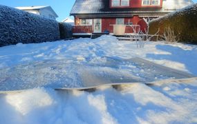 BRUK VINTEREN: Rens teppet i den fine, myke snøen - og benytt anledningen til å avrime fryseren. Foto: Eva Stensrud / Nina Granlund Sæther.