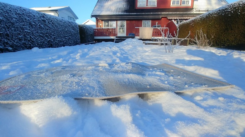 BRUK VINTEREN: Rens teppet i den fine, myke snøen - og benytt anledningen til å avrime fryseren. Foto: Eva Stensrud / Nina Granlund Sæther. 