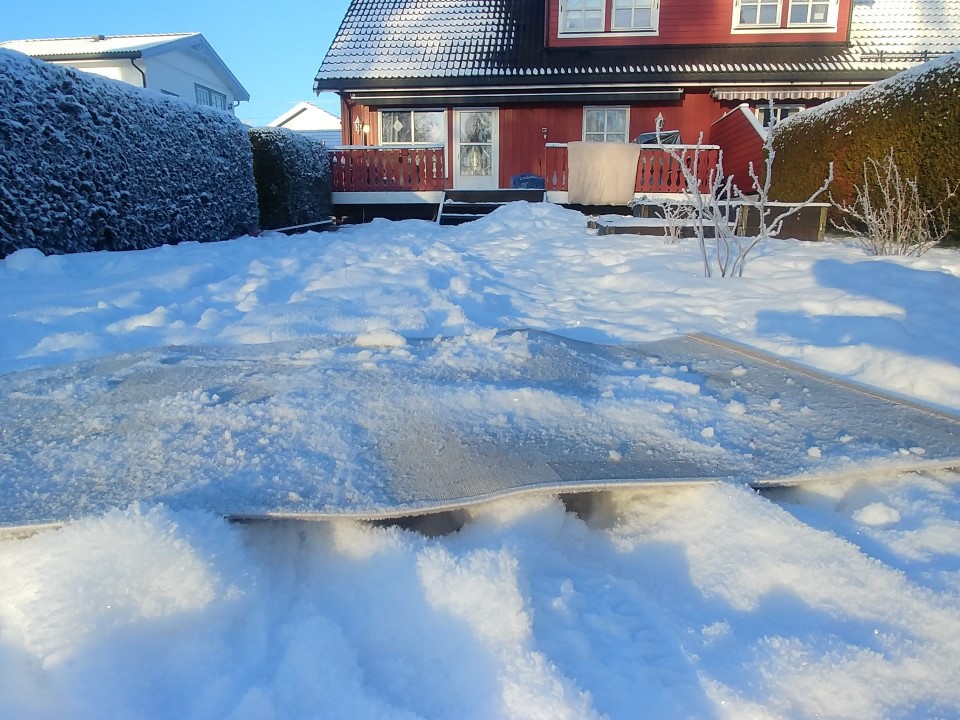 BRUK VINTEREN: Rens teppet i den fine, myke snøen - og benytt anledningen til å avrime fryseren. Foto: Eva Stensrud / Nina Granlund Sæther.