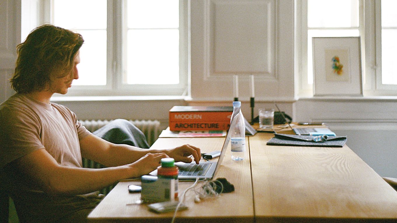 Mann på hjemmekontor