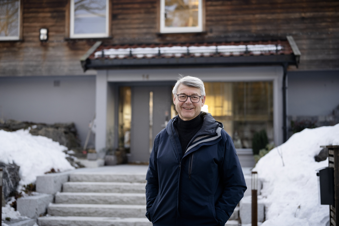 Huseiernes generalsekretær Morten A. Meyer står smilende utenfor et bolighus.