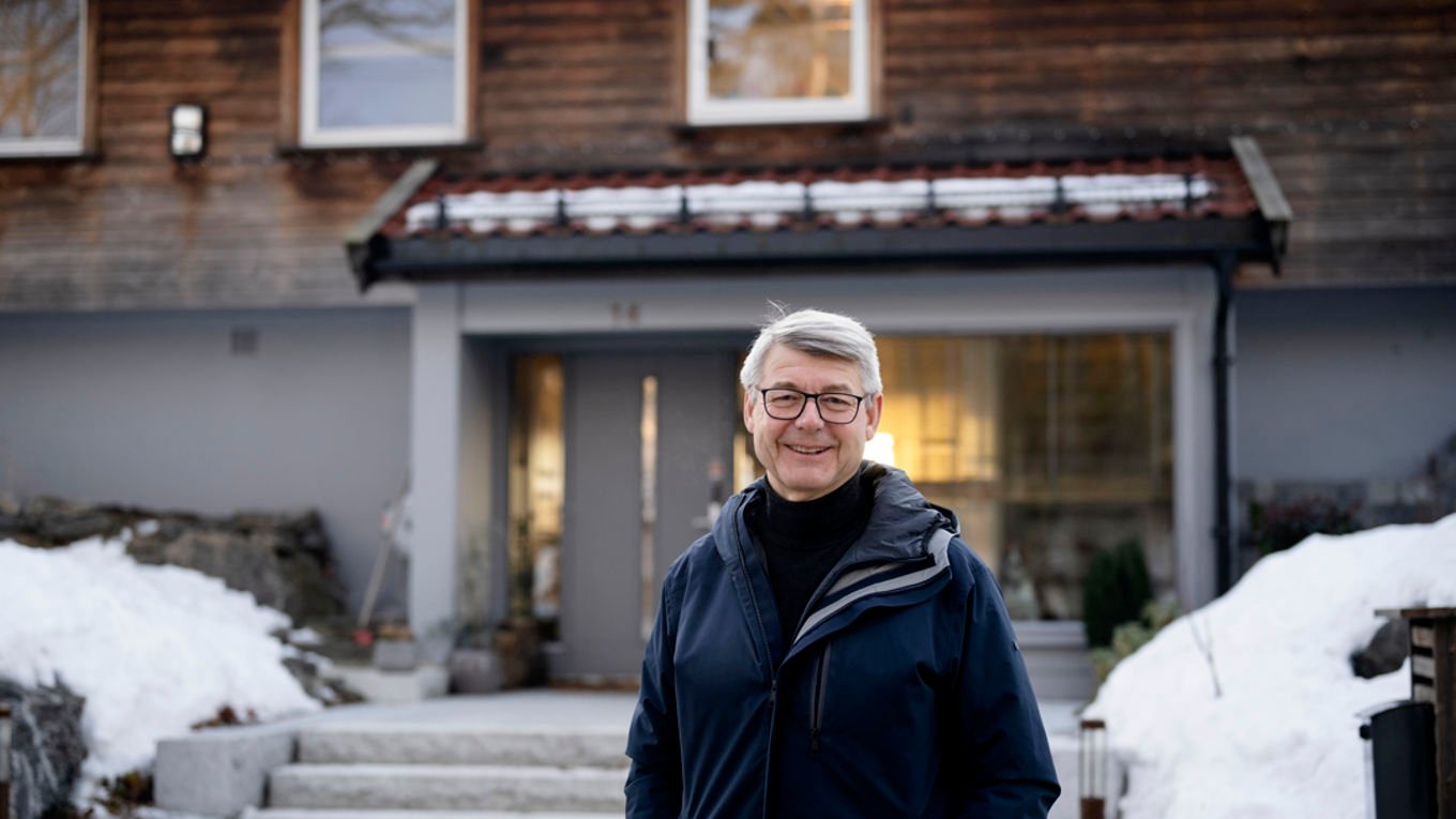 Huseiernes generalsekretær Morten A. Meyer står smilende utenfor et bolighus.