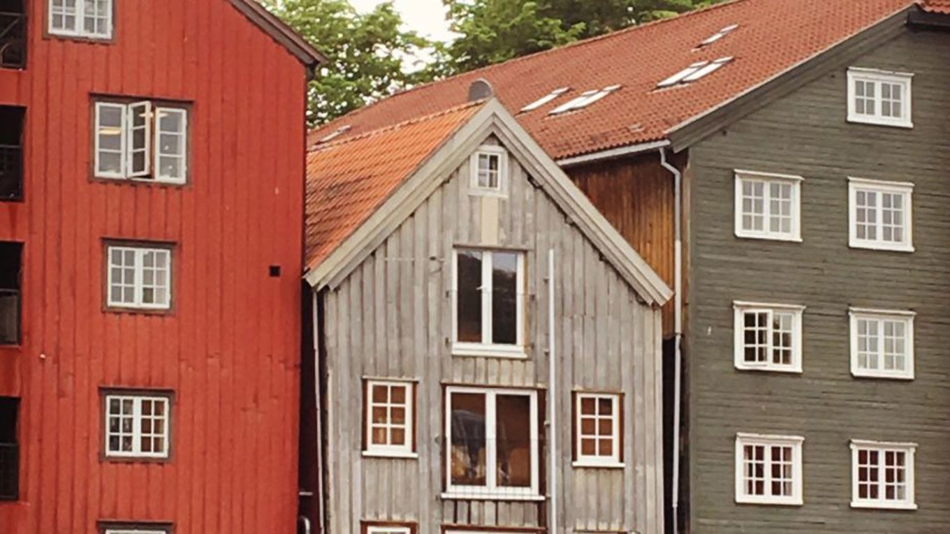 Eldre bygninger med gamle vinduer i Trondheim