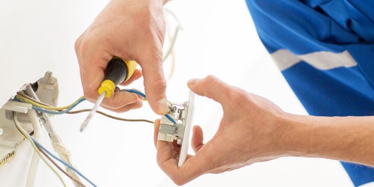 Sjekk at elektrikeren er registrert i Elvirksomhetsregisteret til DSB. 