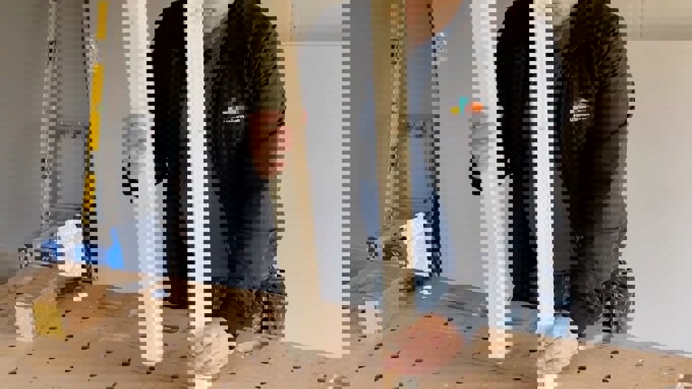 Kork legges mellom to planker som brukes til lettvegg