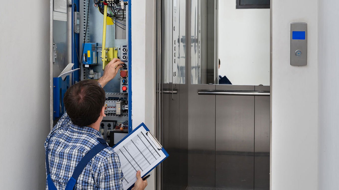 En heismontør fikser heisen