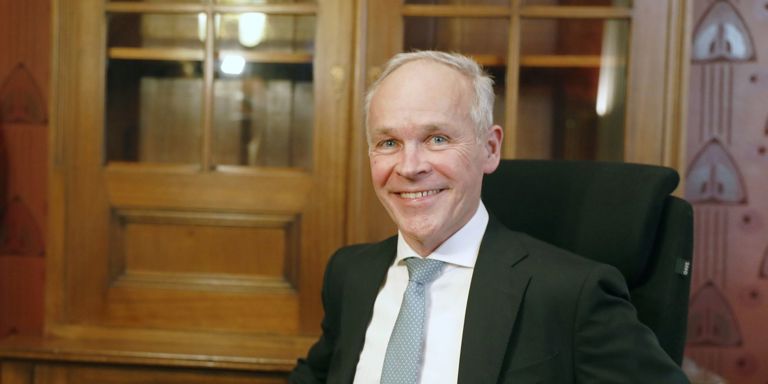 Jan Tore Sanner utsetter kutt i eiendomsskatten.
