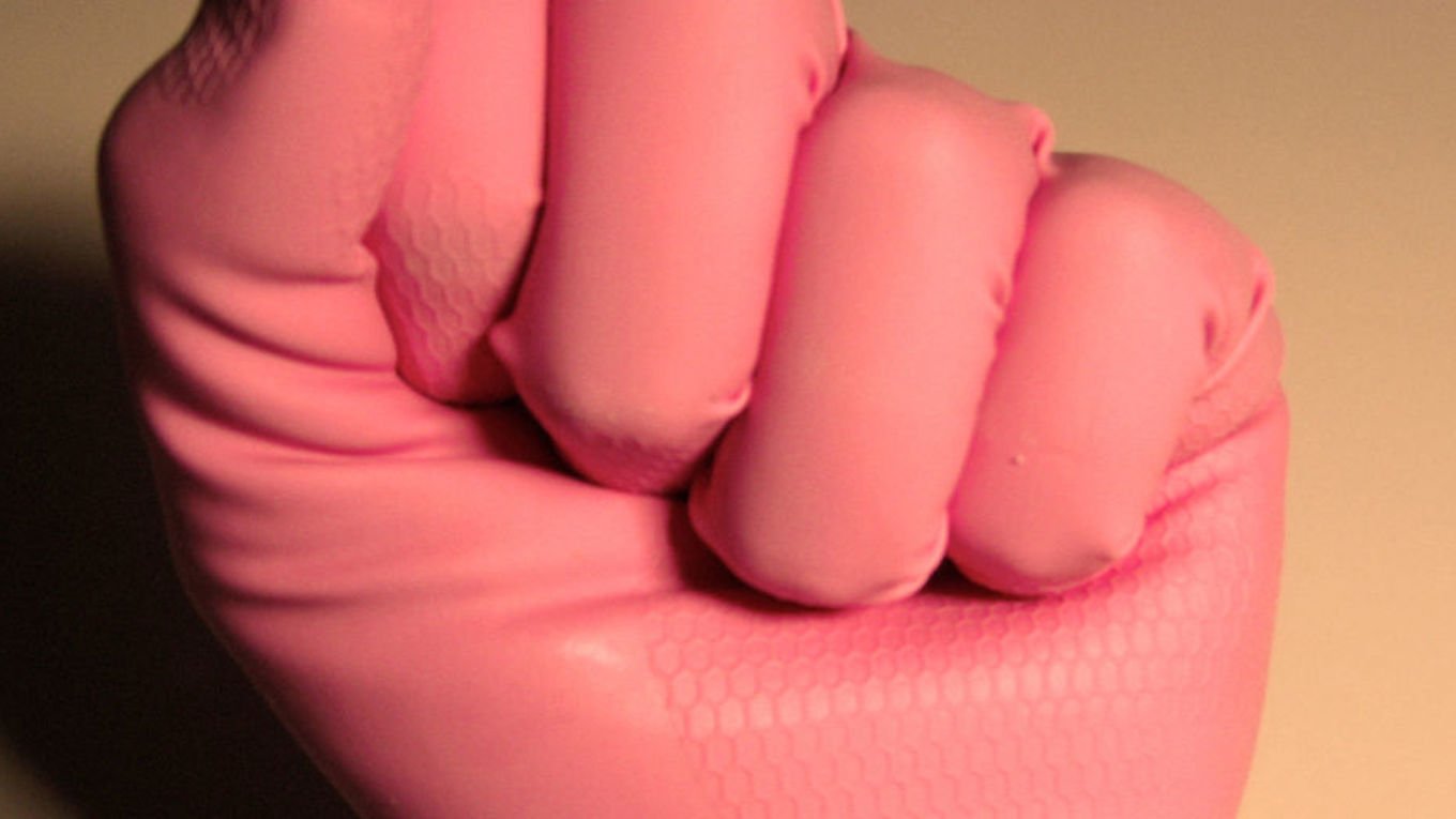 Nærbilde av en hånd med hanske på