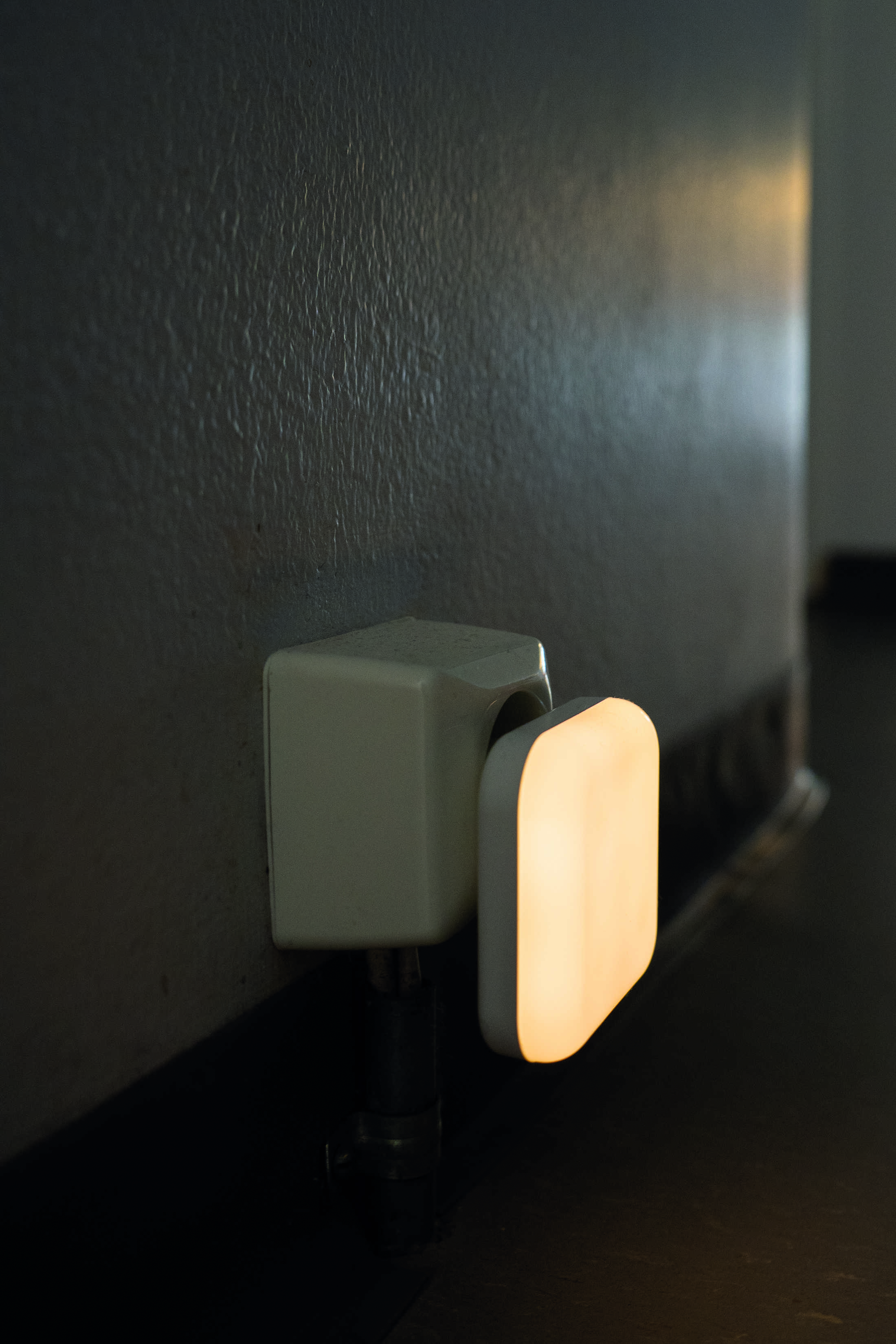 En stikkontakt med signaliserende lys 