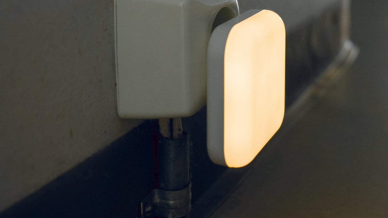 En stikkontakt med signaliserende lys