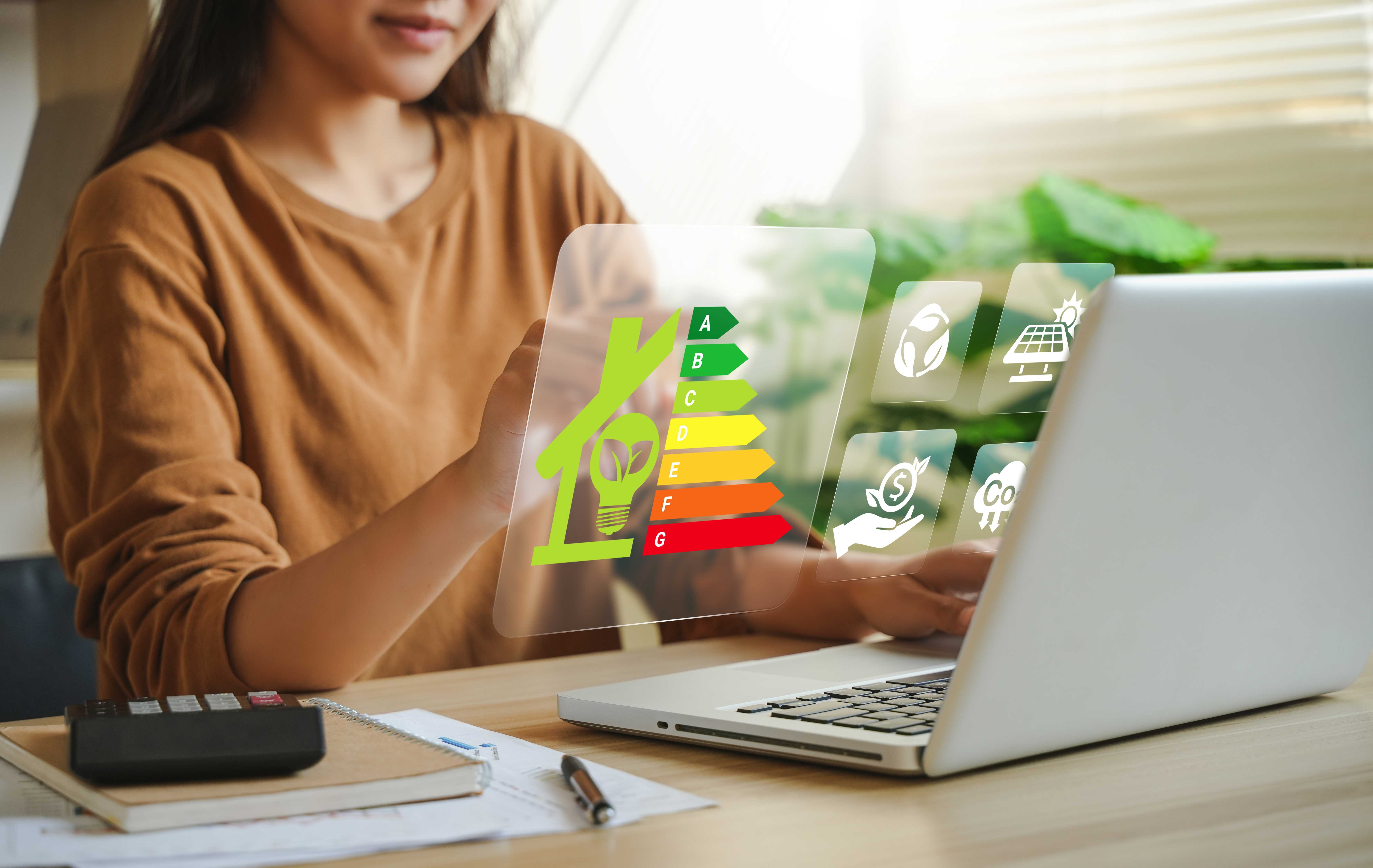 En kvinne ser på en energitabell