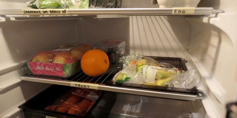 Merker man hyllene i kjøleskapet er det lettere å holde orden. 