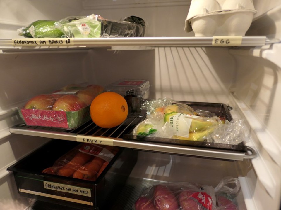Merker man hyllene i kjøleskapet er det lettere å holde orden. 