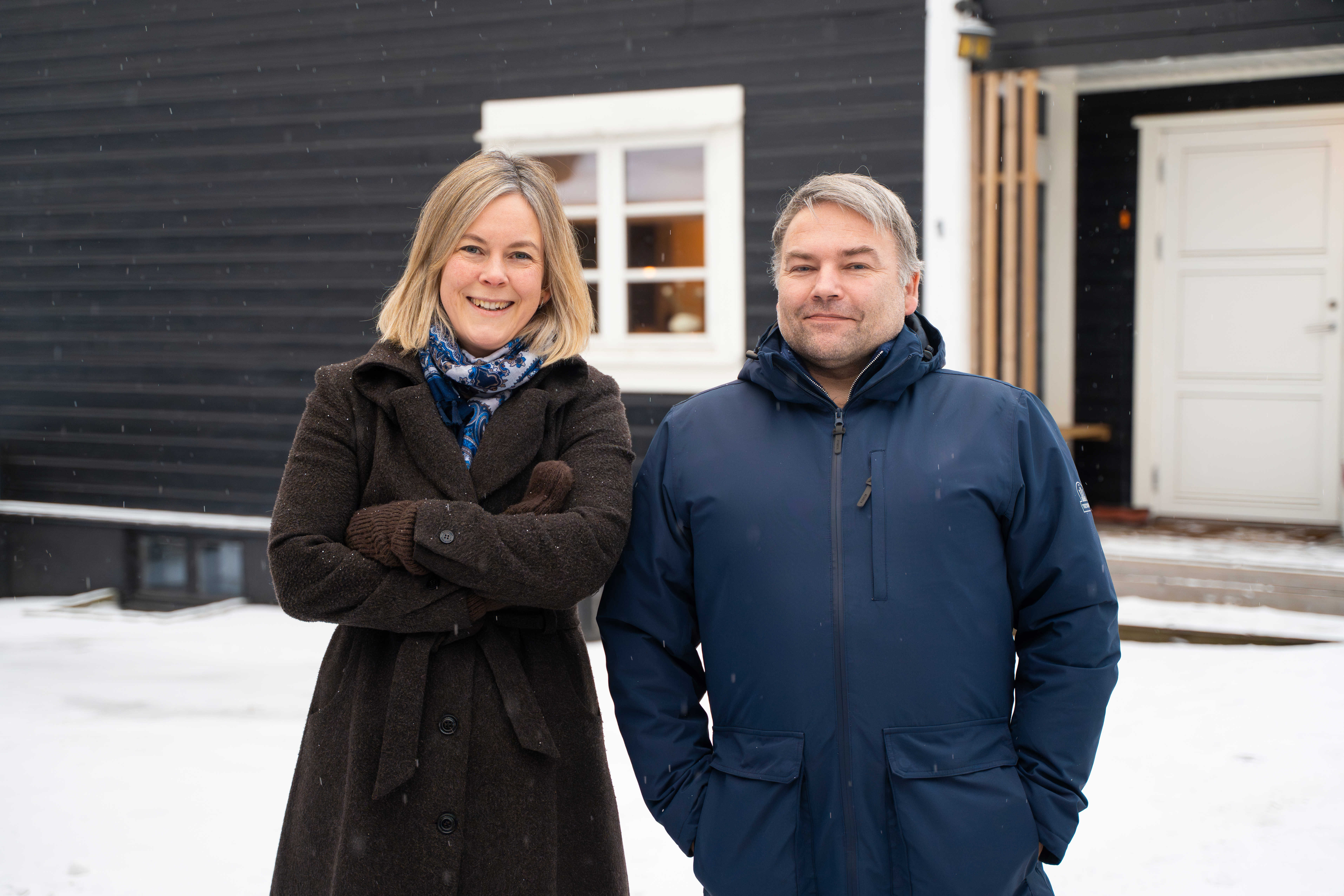 Ingeborg Engh og Anders Stensrud foran et hus i snøen