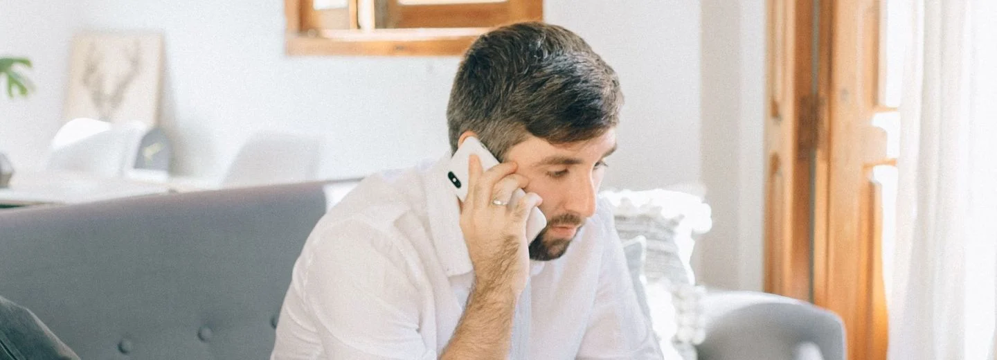 En mann snakker i telefonen