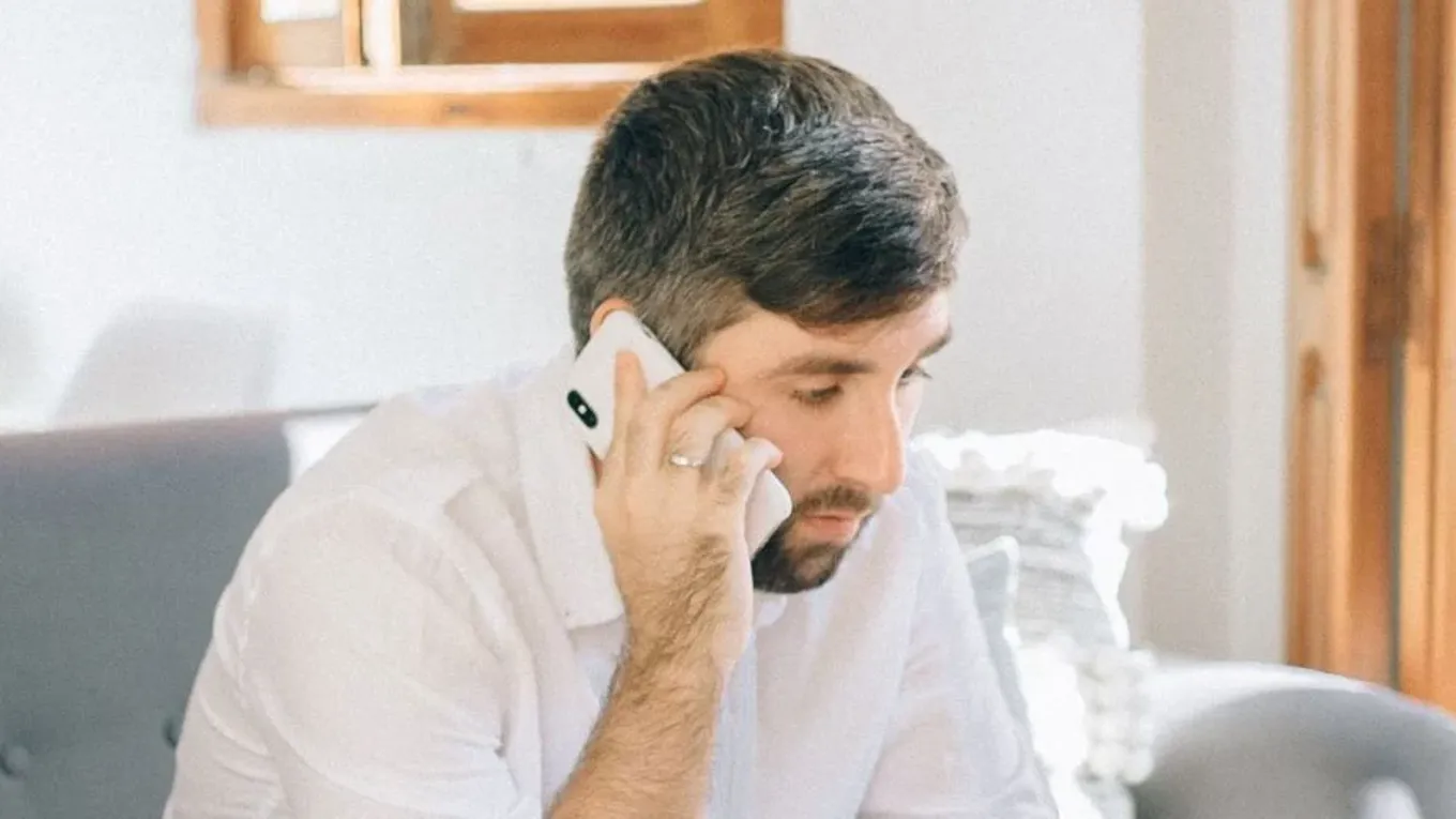 En mann snakker i telefonen