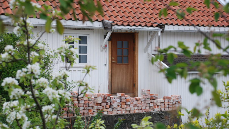 Hus med murstein utenfor.
