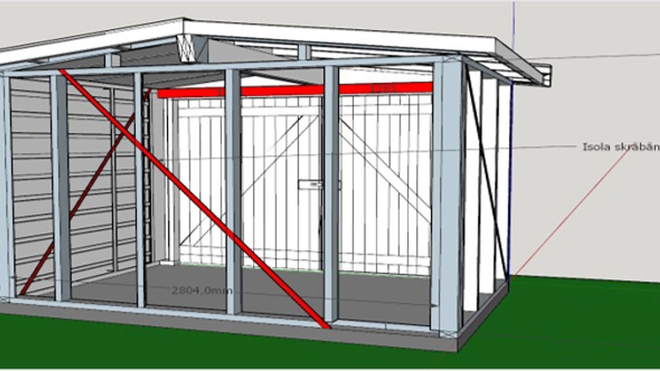 3D-tegning av en bod i reisverk, der røde skråbånd og bjelke markerer avstivning av vegger og overligger over dørene. Tegningen viser høyde- og bredemål samt plassering av Isola skråbånd.
