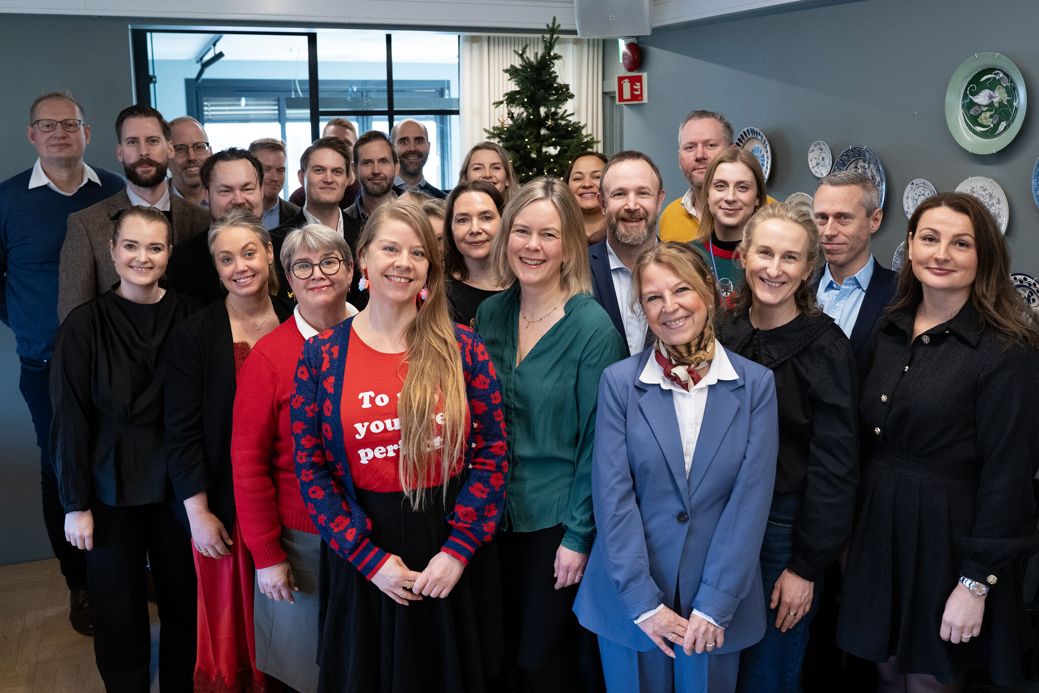 Ansatte i Huseierne ser mot kamera