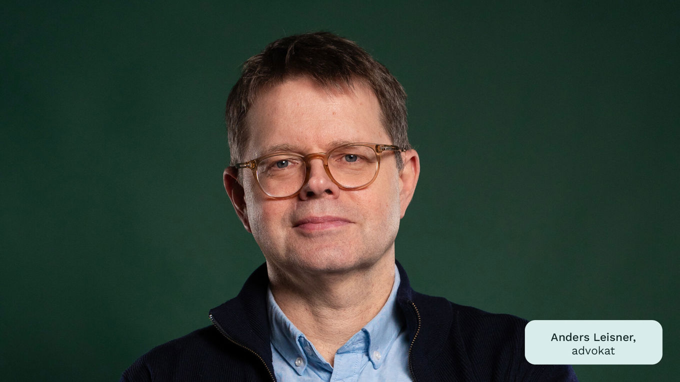 Advokat i Huseierne, Anders Leisner, ser inn i kamera med et lite smil om munnen. Mørk grønn og nøytral bakgrunn.