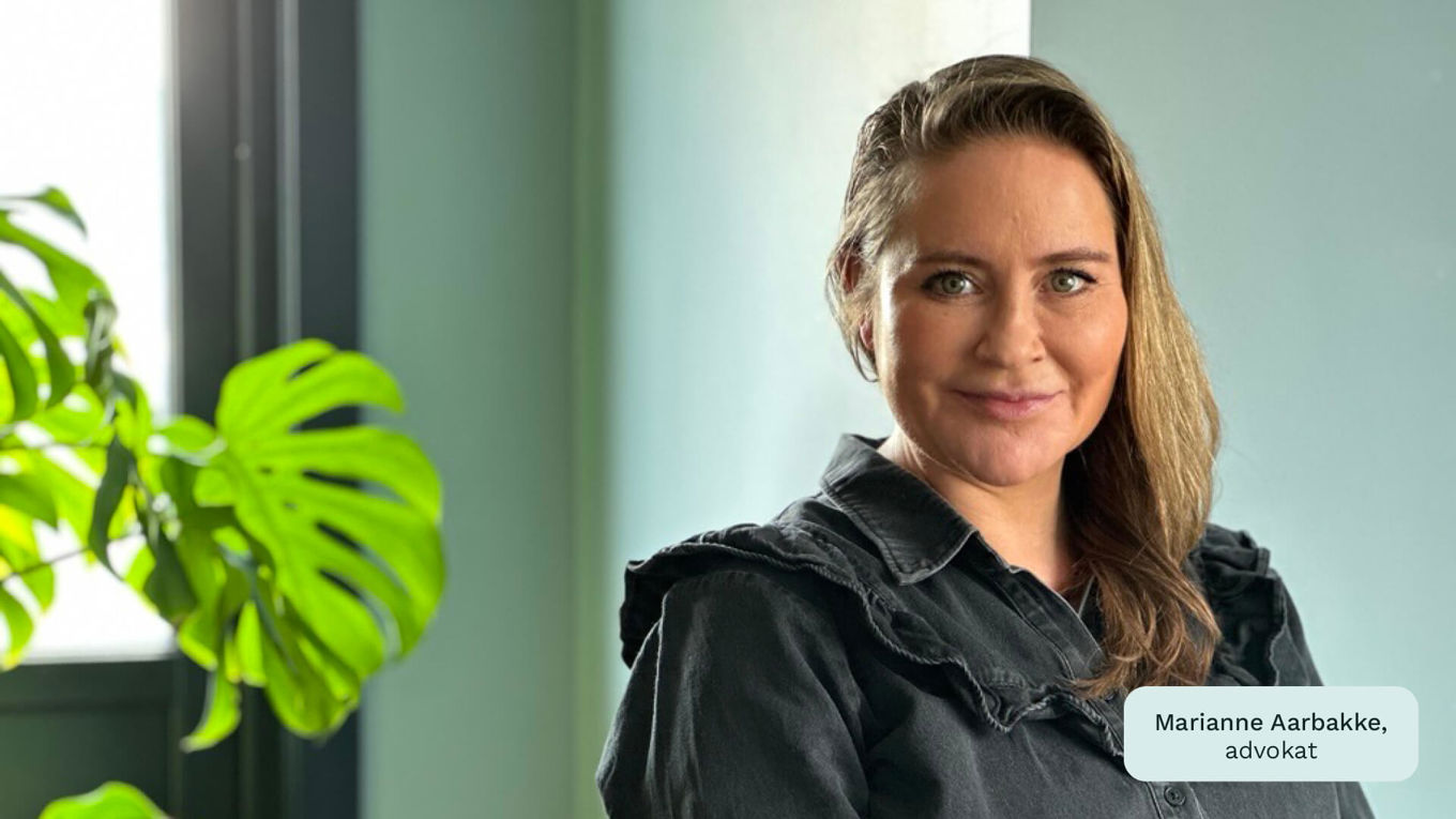 Advokat i Huseierne, Marianne Aarbakke, ser inn i kamera og smiler. Hun står i et lyst rom med lysegrønne vegger og en plante i forgrunnen.