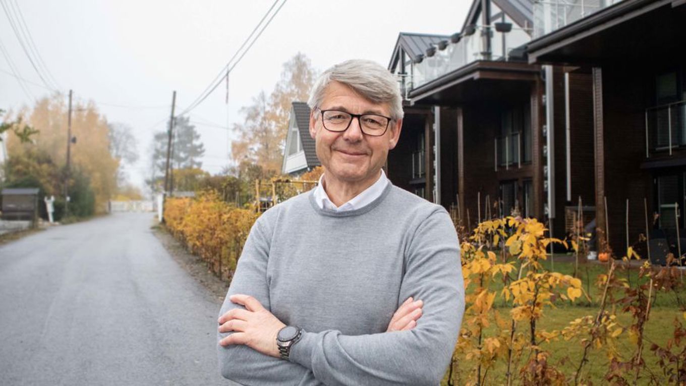 Morten Andreas Meyer smilende med armene i kors