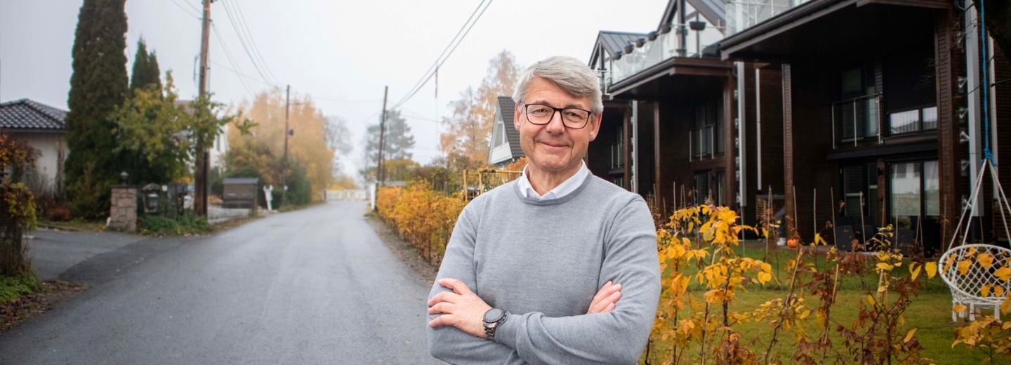 Morten Andreas Meyer smilende med armene i kors