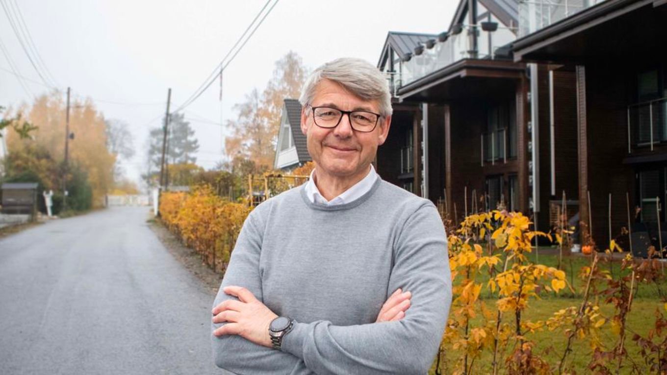 Morten Andreas Meyer smilende med armene i kors