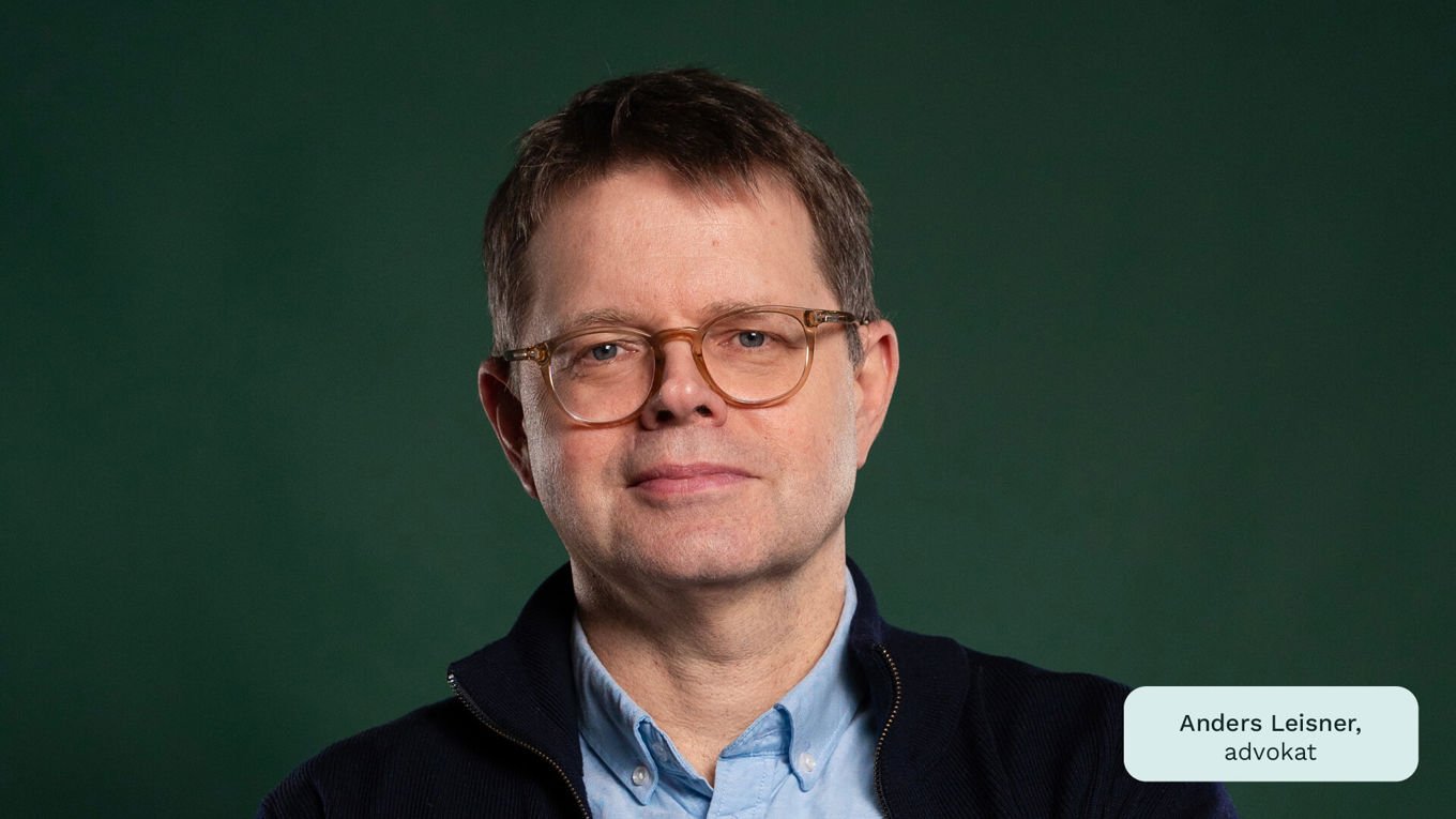 Advokat i Huseierne, Anders Leisner, ser inn i kamera med et lite smil om munnen. Mørk grønn og nøytral bakgrunn.