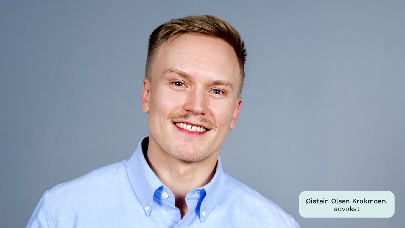 Fotografi: Advokat Øistein Olsen Krokmoen mot en blå bakgrunn.