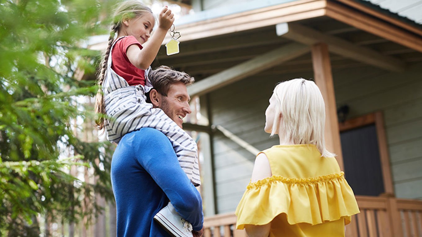 Familie med nøkler til nytt hus