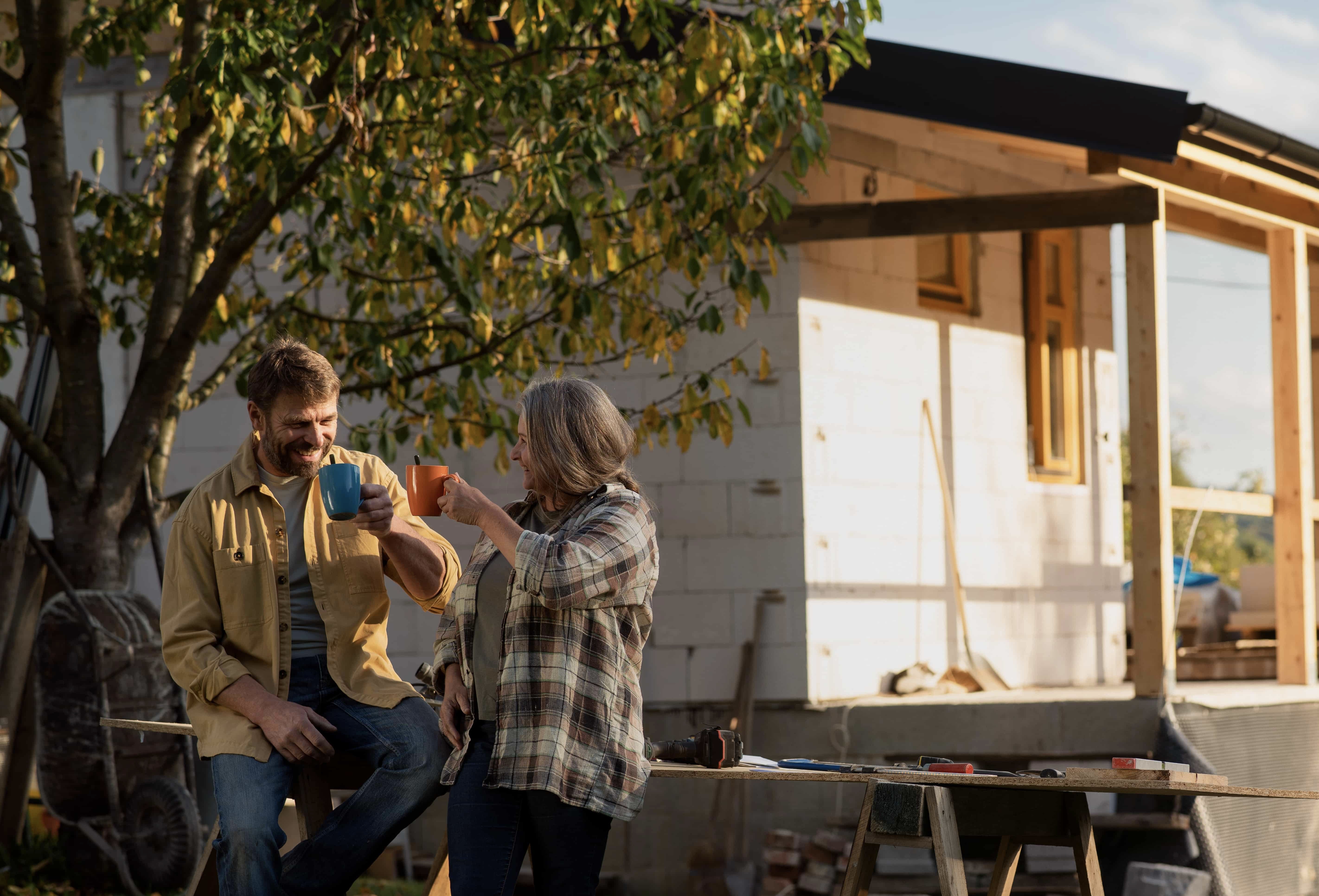 To personer som tar en kaffe og jobber i hagen