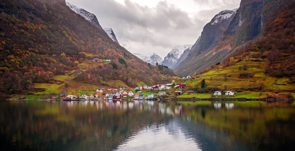 Flere hus innerst i en fjord