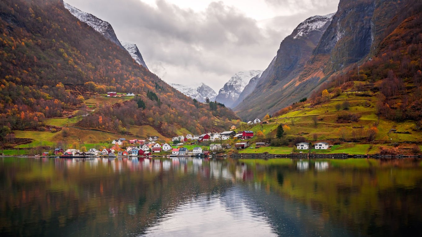 Flere hus innerst i en fjord
