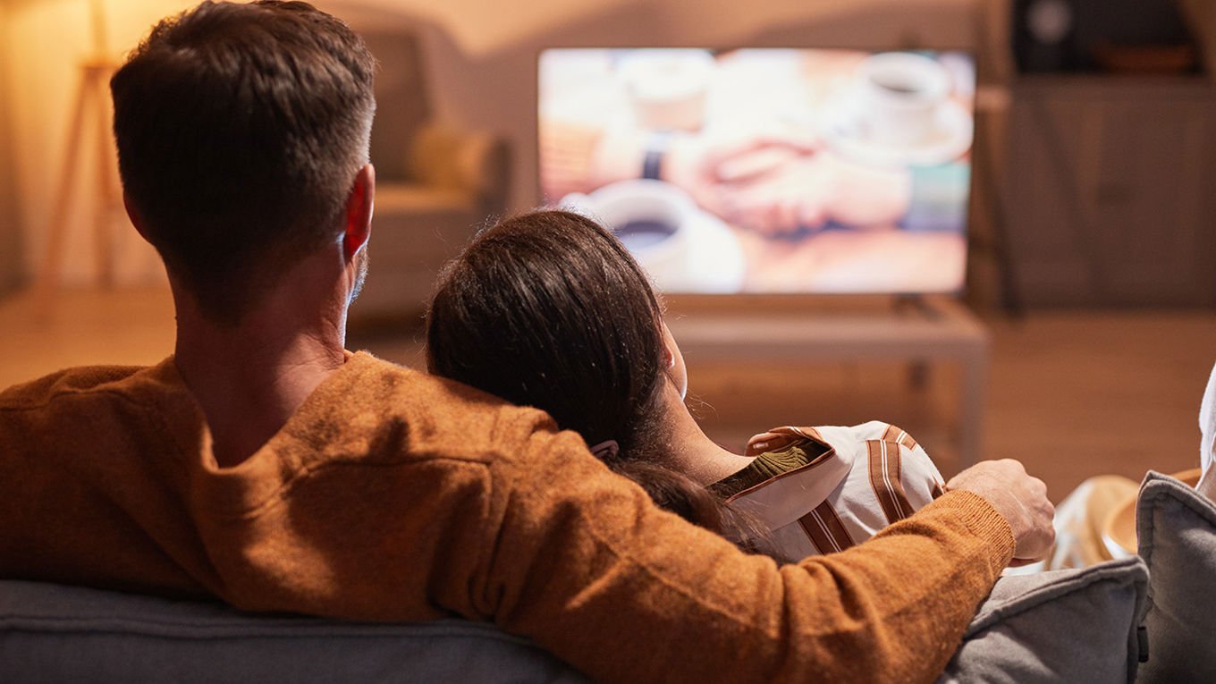 Et samboerpar i sofaen