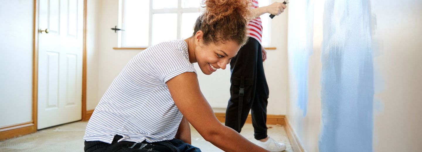 To kvinner som maler veggen i boligen