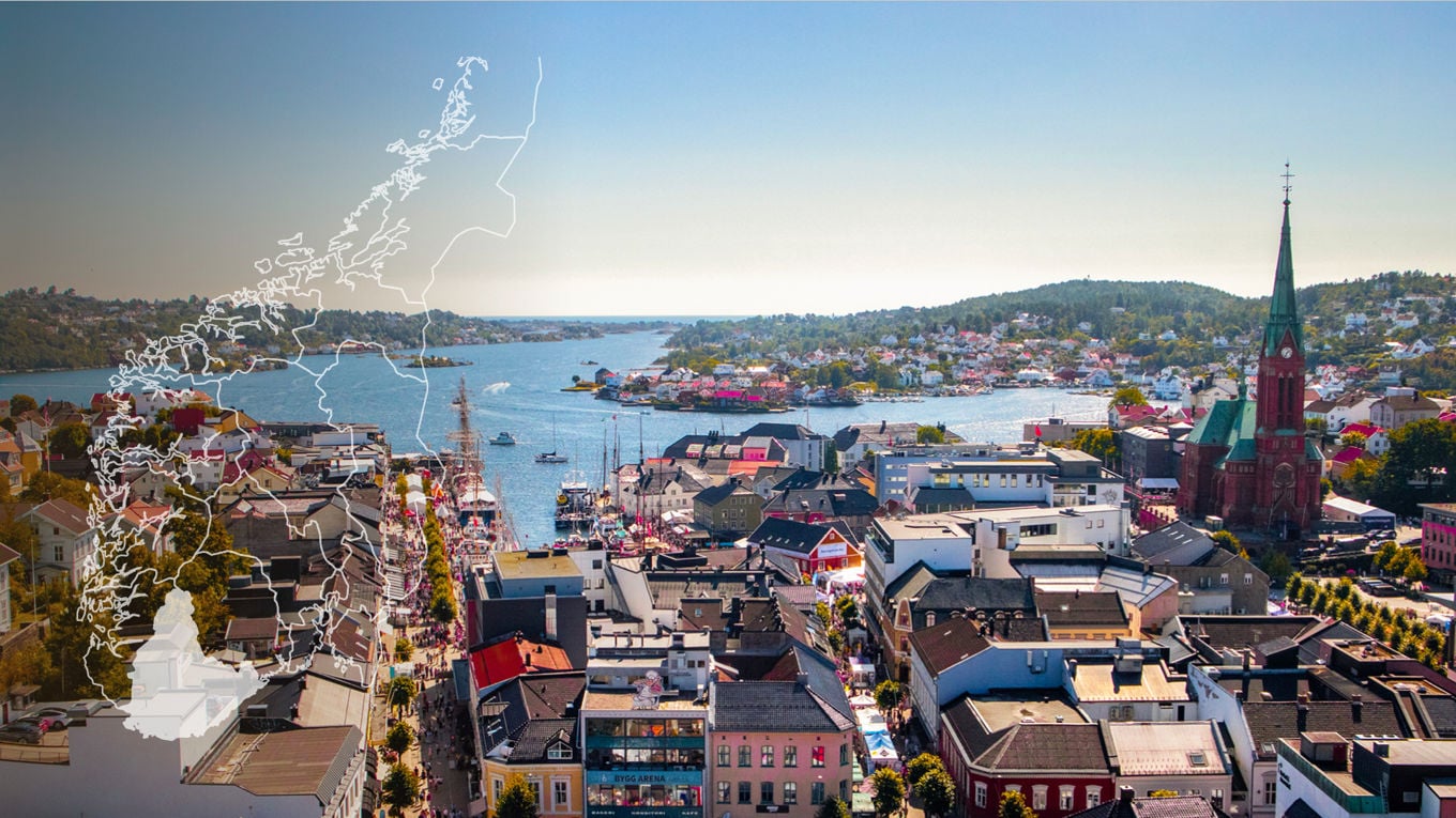 Foto av Arendal sentrum. Grafikk av kart med Agder distrikt markert i hvitt.