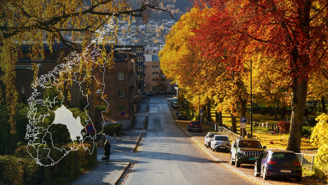 Foto av en gate i et boligområde i Drammen. Grafikk av kart med Buskerud distrikt markert i hvitt.